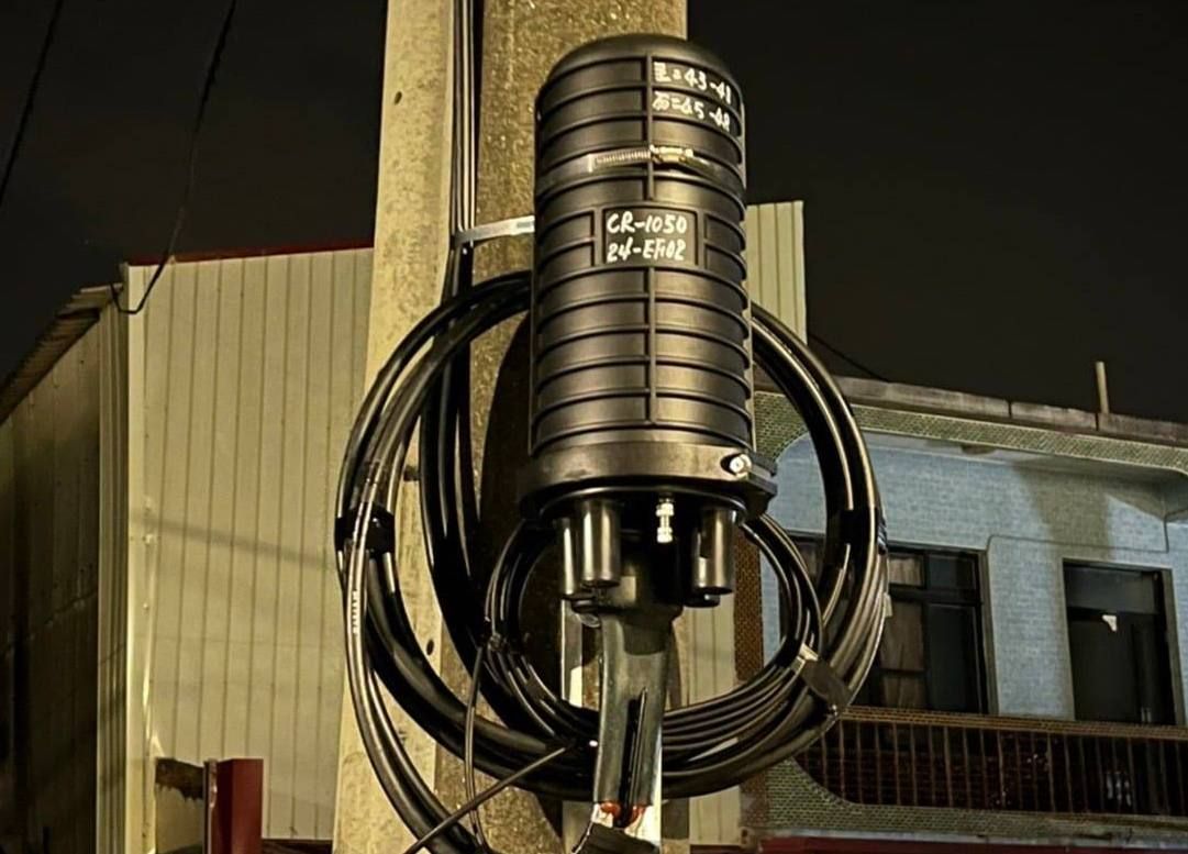 ▲有民眾分享，自己發現住家附近的電線桿，裝上外型像是「巨大麥克風」的物品，內行網友們也給出解答，說明其功能。（圖／翻攝自爆系知識家）