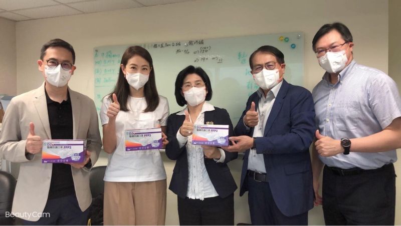 ▲賈永婕（左二）揪小S捐16000個N95口罩給醫院。（圖／賈永婕臉書）