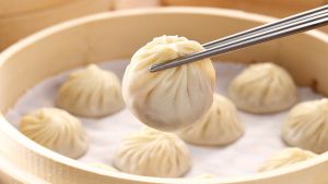 ▲到了鼎泰豐,頭號必點還是招牌原味小籠包,5顆115元。(圖/取自鼎泰豐官網) ▲到了鼎泰豐,頭號必點還是招牌原味小籠包,5顆115元。(圖/取自鼎泰豐官網)