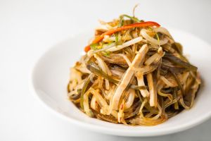 ▲小菜(冷菜)一盤要85元,但被網友喻為全店靈魂之一。(圖/取自鼎泰豐臉書) ▲小菜(冷菜)一盤要85元,但被網友喻為全店靈魂之一。(圖/取自鼎泰豐臉書)