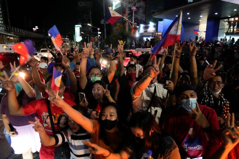 ▲菲律賓大選9日舉行投票，開票正如火如荼的進行。圖為菲國街頭等待開票結果的民眾。（圖／美聯社／達志影像）