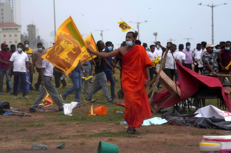 ▲斯里蘭卡8日爆發動亂，政府支持者持棍棒攻擊抗議人群，導致包括一名國會議員在內的5人死亡，189人受傷。（圖／美聯社／達志影像）