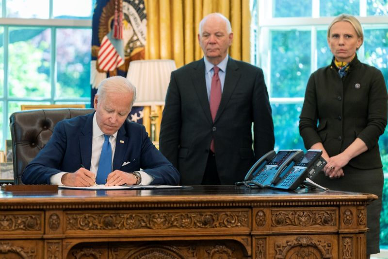 ▲美國總統拜登簽署烏克蘭版的「租借法案」（Lend-Lease Act），准許加速運送武器援助烏克蘭。（圖／美聯社／達志影像）