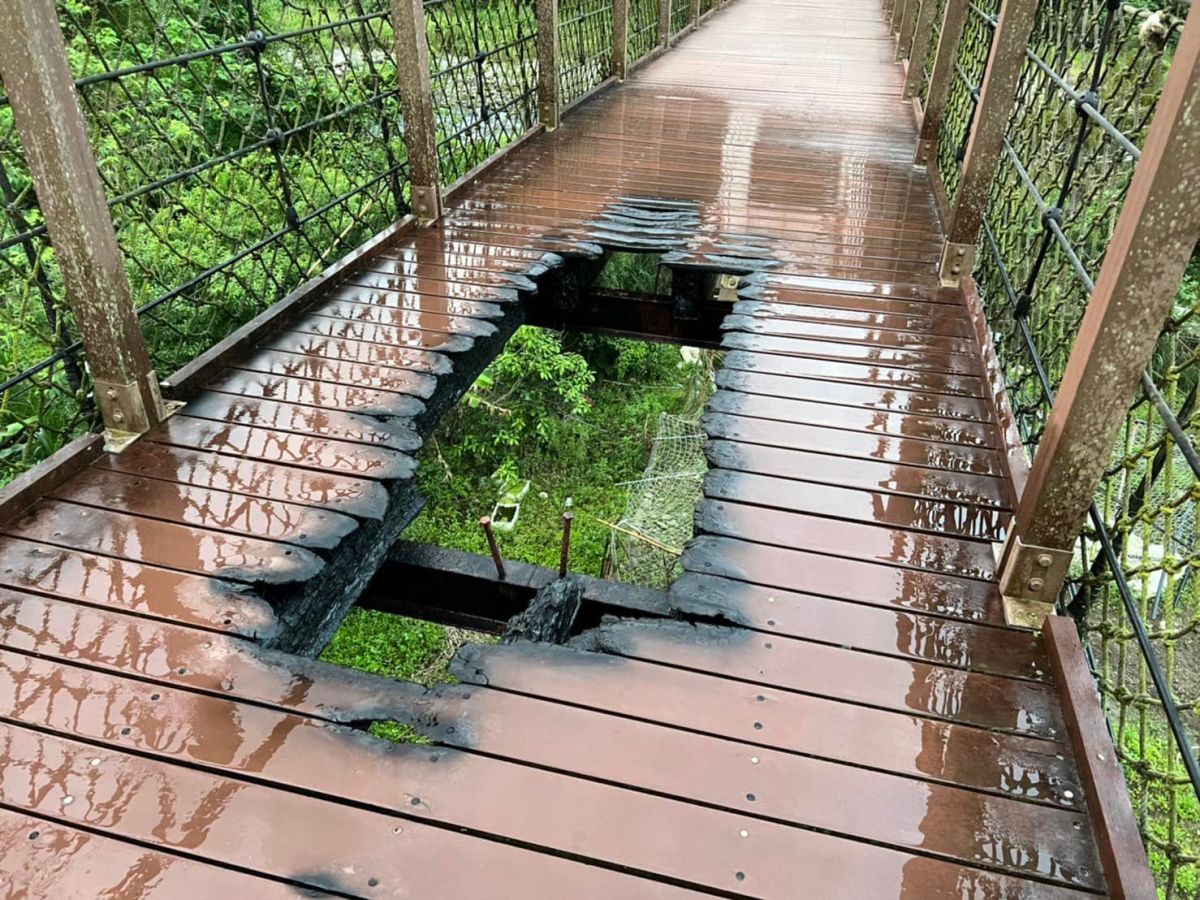 ▲內灣吊橋疑遭人為惡意縱火，橋面被燒出一個黑洞。（圖／翻攝自張良印粉絲頁）