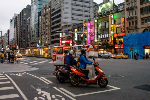 待轉該打什麼燈？「一堆機車族答錯」正解曝光：違規最高罰3600元