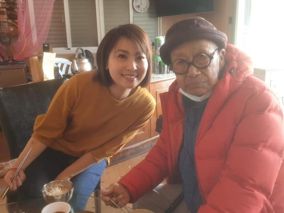 ▲唐儷（左）得知乾爹脫線過世，悲痛不已。（圖／翻攝唐儷臉書）