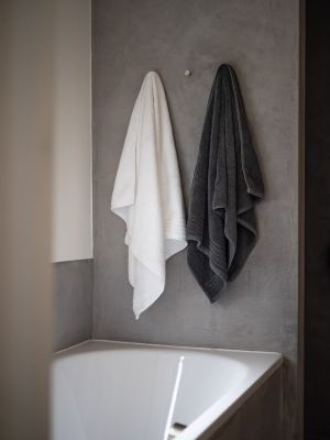 ▲許多民眾使用完毛巾後會直接掛在浴室，但潮濕的空間往往會讓病菌更快孳生。（示意圖／取自unspalsh）