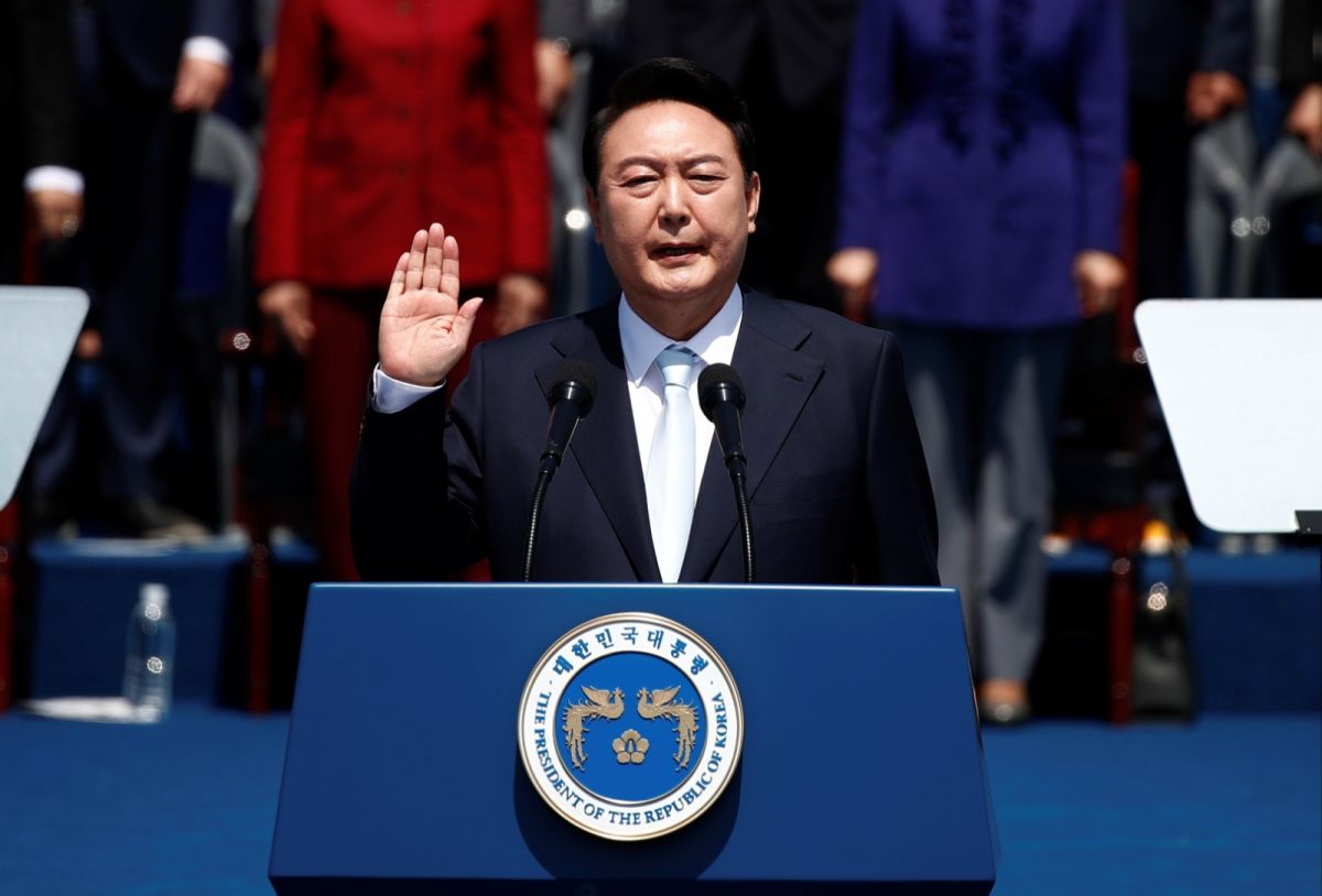 ▲韓國總統府今天表示，出席北大西洋公約組織（NATO）峰會的韓國總統尹錫悅已與日本首相岸田文雄短暫交談。這是日韓領袖自尹錫悅5月上任以來首度碰面。（圖／美聯社／達志影像）