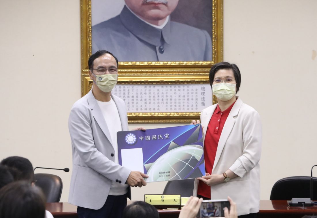 ▲前民國黨主席徐欣瑩率百位青年重返國民黨，黨主席朱立倫表示歡迎。（圖／國民黨提供）