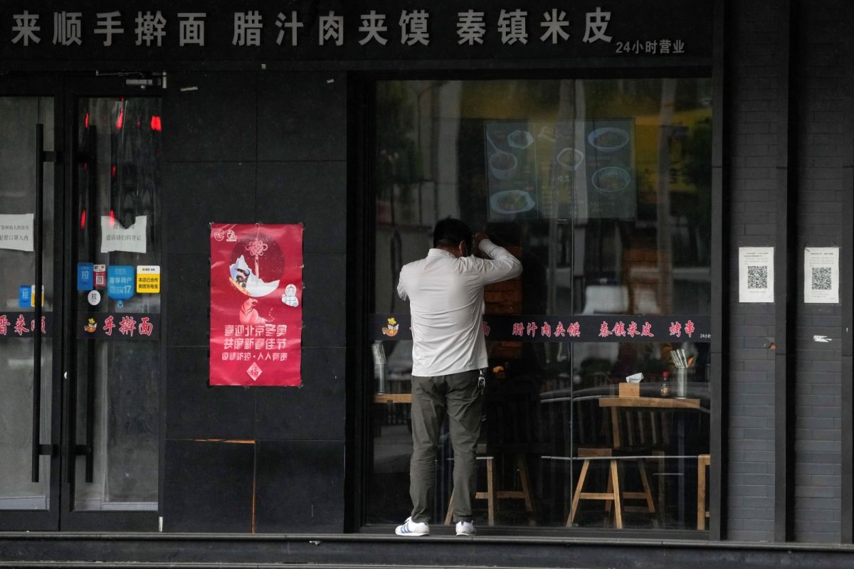 ▲美國有線電視新聞網CNN派駐中國的記者卡佛（David Culver）近日離開上海，分享這段單程旅行，他說搭上飛機如釋重負，心裡卻浮現「一點倖存者的內疚感」。（圖／美聯社／達志影像）