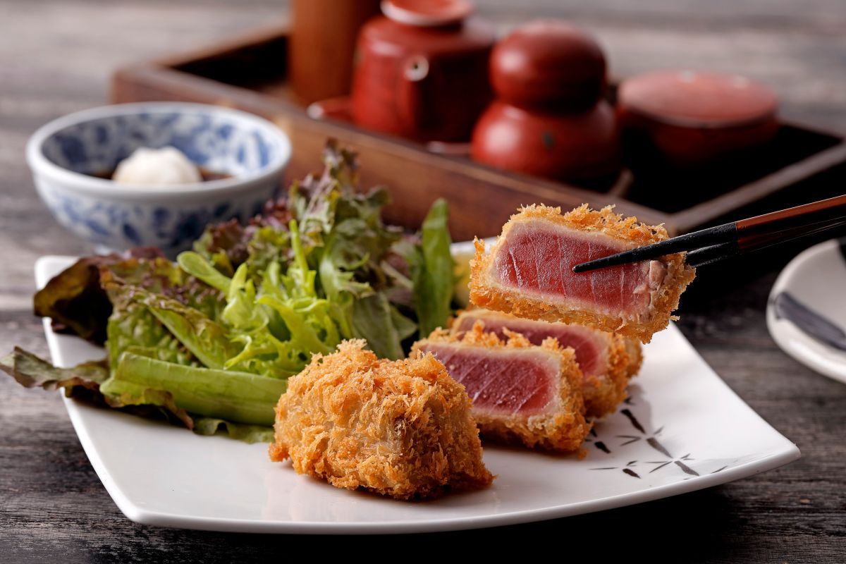 ▲5月東港鮪魚季開跑啦！東北角小管也正「著時」，鳥丈爐端燒、泰迪農園咖哩、BEPPIN PASTA、勝政日式豬排、日本橋海鮮丼辻半、台灣壽司郎都推出季節限定菜單，現在吃正是時候。（圖／慕里諾餐飲集團提供）