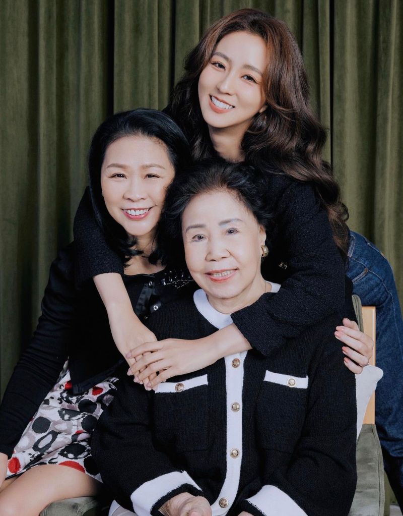 ▲周曉涵（右）和媽媽、外婆拍攝三代同堂家庭照，當作母親節禮物留念。（圖／TVBS）