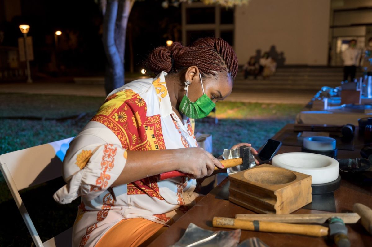 ▲「整個世界就是包浩斯」亞洲首展正在台灣展出，工藝中心日前邀請駐台使節共襄盛舉。圖為史瓦帝尼王國大使館一等秘書冉內莉．班貝體驗金工活動。（圖／國立台灣工藝研究發展中心提供）