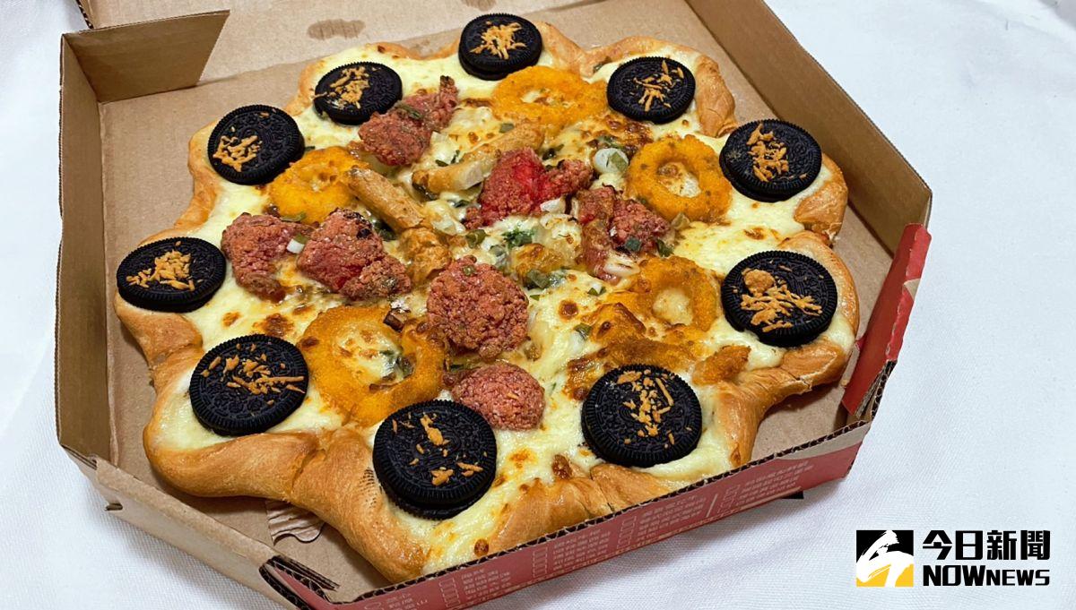 ▲必勝客今（10）日正式首賣鹽酥雞比薩，擺上整圈OREO餅乾讓民眾驚呼：「這什麼魔法陣」。（圖／記者黃韻文攝）