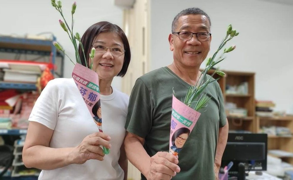 ▲捲土重來的張芬郁，遭批評「又老又醜」，她回以「青春大家都有，很快就過去 」。右為夫婿前立委簡肇棟。（圖／張芬郁臉書，2022.05.10）