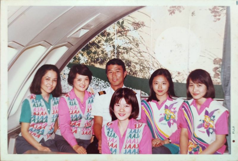 ▲張芬郁(中前)年輕時擔任空姐時,和日本亞細亞航空同事合影。(圖/張芬郁提供,2022.05.10)