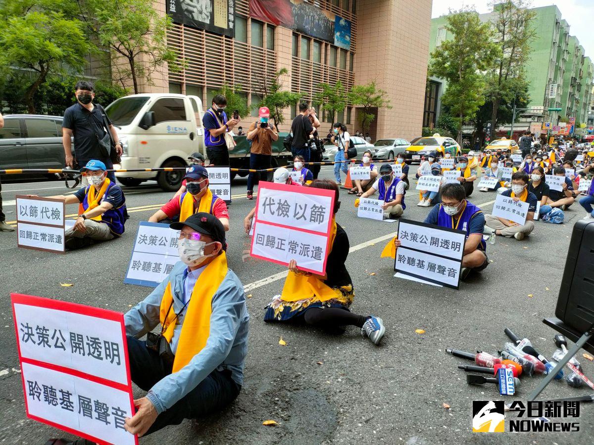 ▲機師工會日前赴指揮中心前陳情，呼籲中央開放機組員「以篩代檢」，遇上午後大雨，機組員代表與家屬仍穿上雨衣表達訴求。（圖／記者許若茵攝，2022.05.10）