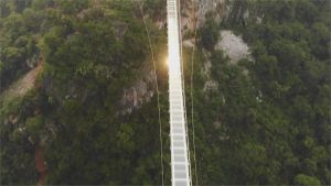 ▲越南白龍玻璃橋號稱是全球最長的玻璃橋。（圖／翻攝自推特）