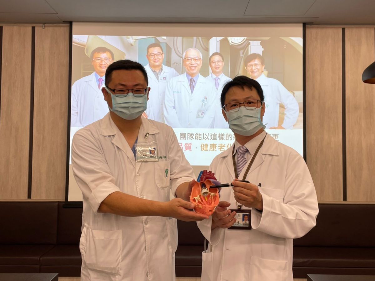 ▲奇美醫學中心心臟血管外科主任吳南鈞(左)及心臟血管內科主任施志遠表示，透過TAVI手術的病人改善了心臟功能及生活品質，且在健保有條件全額給付下，減輕家屬對長者的照顧負擔（圖／記者林怡孜攝，2022,05,10）