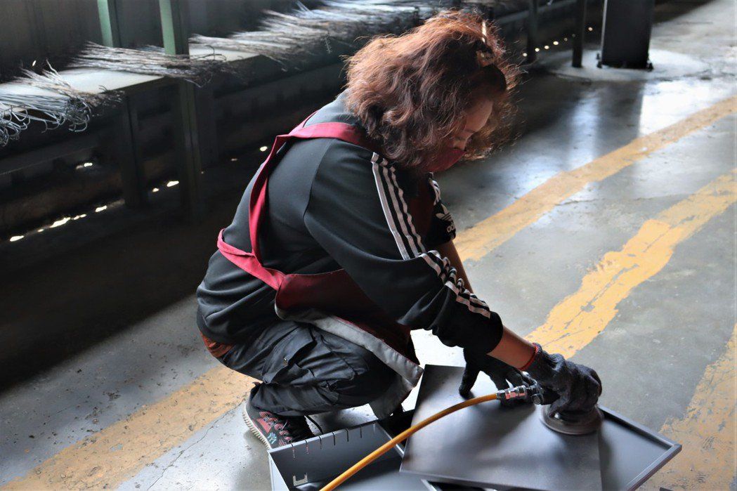 ▲海英姊很珍惜這份工作，並認真學習，如今各工段的技能都越來越上手。 （圖／高屏澎東分署提供）