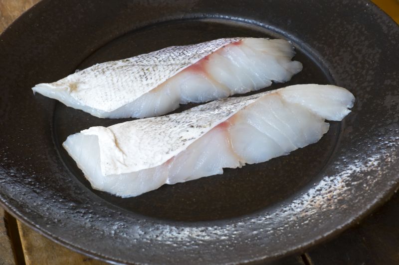 ▲煎魚除了某麵粉、蛋液外，也可以灑鹽避免煎糊。（示意圖／取自photo AC）