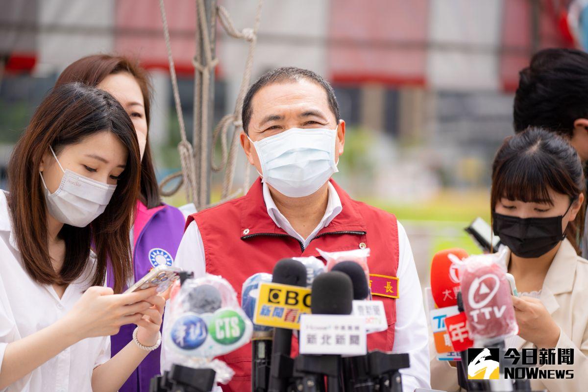 ▲新北市長侯友宜表示，教育部的九宮格只是參考用，新北還是以學生在班級實際受的影響力，做為停課的標準。（圖／記者陳志仁攝，2022.05.10）