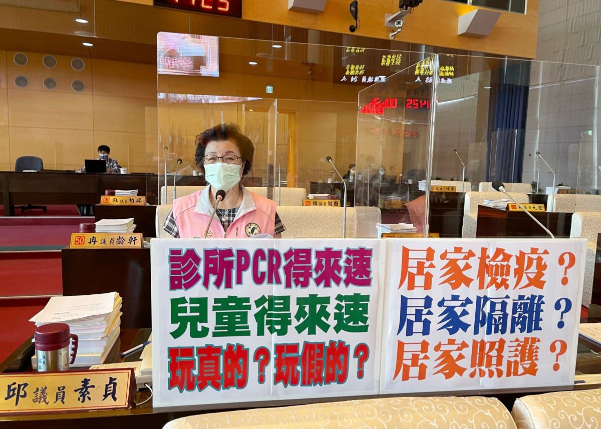 ▲台中市「診所PCR得來速」7家配合，市議員邱素貞要求衛生局應協助開設，避免到醫院大排長龍的不便(圖／柳榮俊攝2022.5.10)