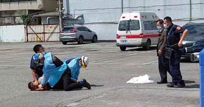 ▲警方為避免移工弄傷自己,遂聯合醫護人員上前壓制。(圖/翻攝畫面)