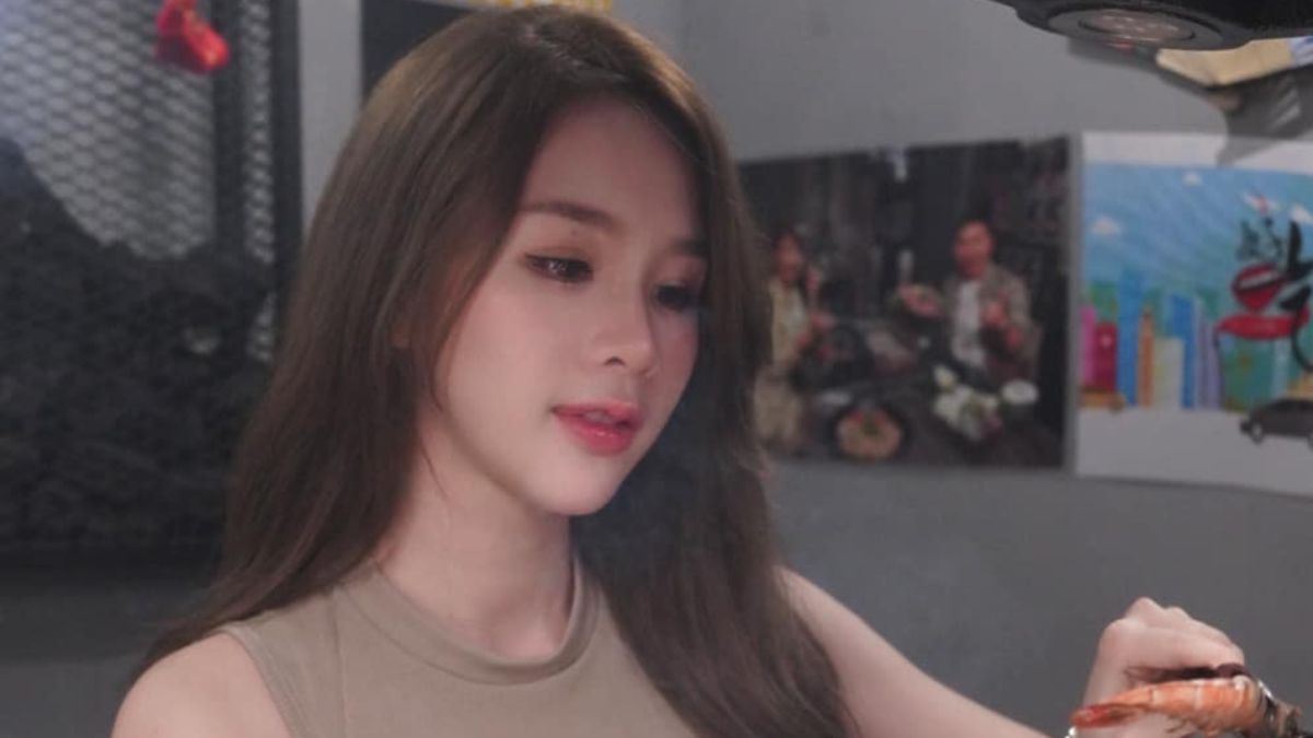 ▲長髮正妹穿挖洞衣吃燒烤。（圖／婉婷 Valent臉書）