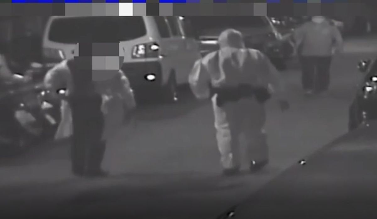 ▲警方獲報後，立刻穿著全套防護服，前往現場處理。（圖／翻攝畫面）