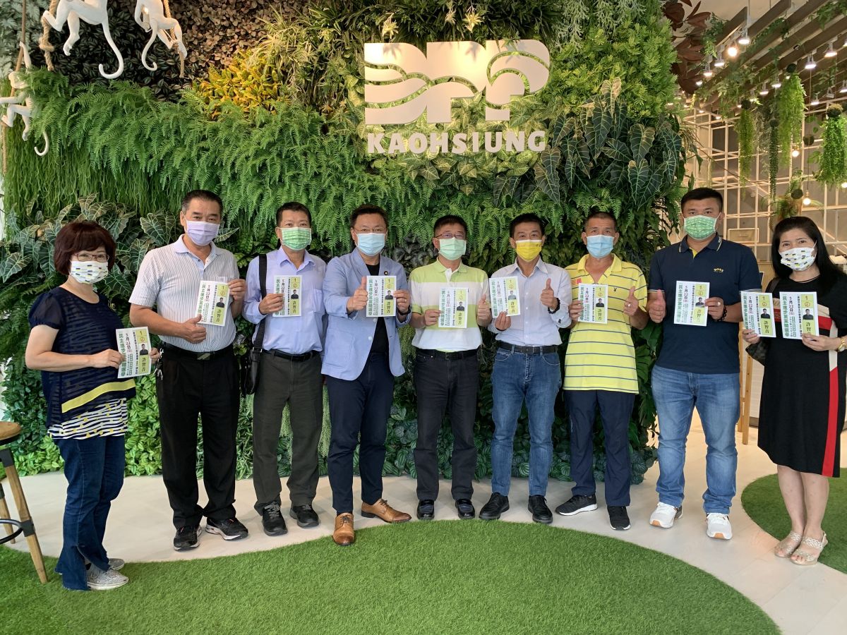 ▲民進黨高雄市黨部主委趙天麟（左四）今（10）日邀請下屆主委唯一候選人許智善（左五）到黨部，許智善則由他的兄長立委許智傑（右四）等人陪同到場，趙天麟並允全力相挺、高票當選。（圖／高雄市黨部提供）