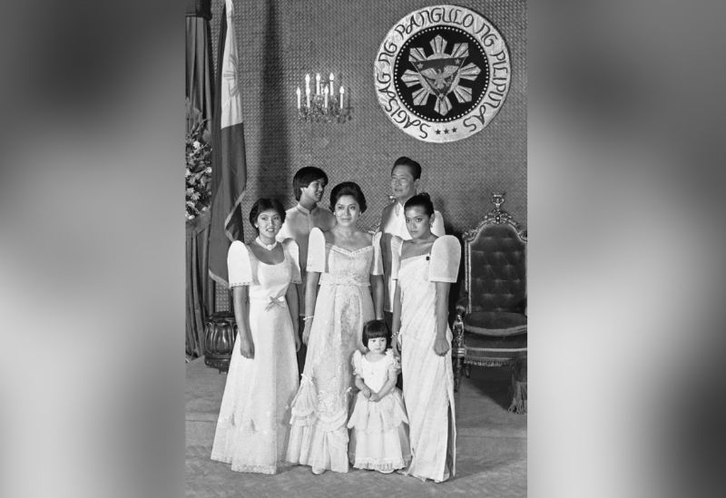 ▲馬可仕、妻子伊美黛與兒女們在1981年拍攝的合照,後排左為小馬可仕。(圖/美聯社/達志影像)