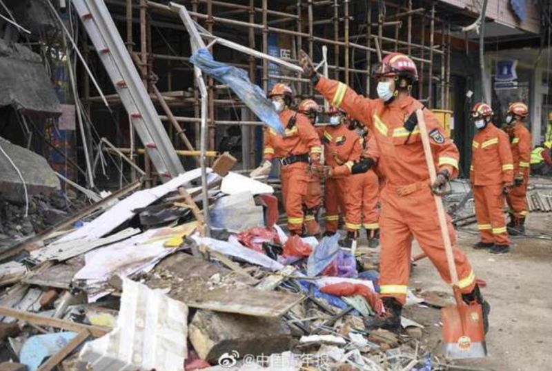 ▲湖南長沙市一棟違規加蓋8層的樓房4月29日突然倒塌，造成53人罹難。（圖／翻攝自微博）