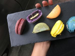 限時10天!誠品集全台22間夢幻甜點 柯基屁屁萌麵包必吃 ▲「Han你吃」色彩繽紛各式招牌調酒馬卡龍。(圖/誠品提供)