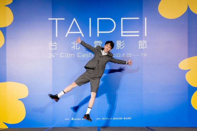 ▲影展大使劉冠廷拍照時逗趣跳躍。（圖／台北電影節提供）