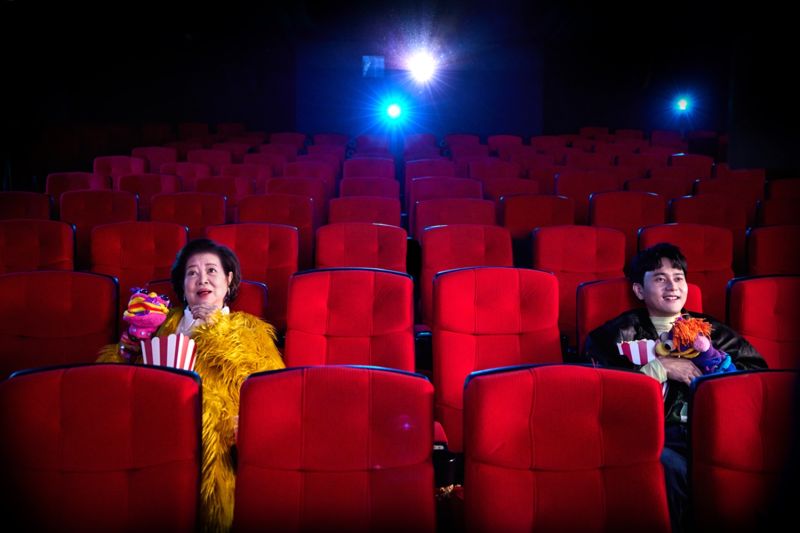 ▲台北電影節形象廣告《偶遇》講述劉冠廷（右）和陳淑芳（左）在戲院相遇的可愛故事。（圖／台北電影節提供）