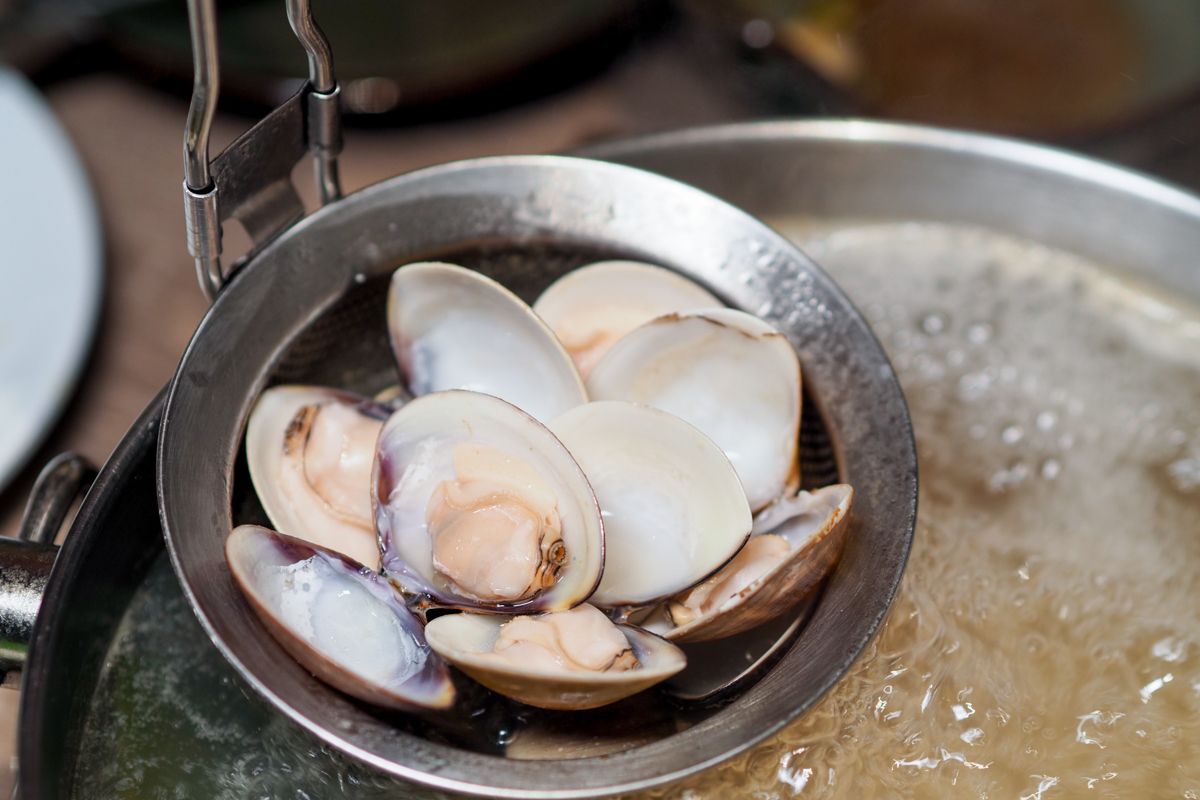 ▲跨年吃什麼，火鍋是熱門選擇之一，食藥署提醒3重點防中毒，煮蛤蜊時開殼不要立刻吃，建議多加熱一下。（示意圖／風塵萬里 旅人手札提供）