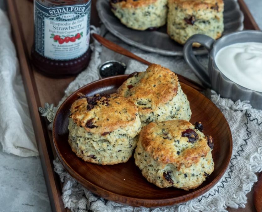 ▲原PO批評司康是「沒味道的麵粉」，貼文一出，也有內行網友揭正確吃法。（示意圖／取自unsplash）