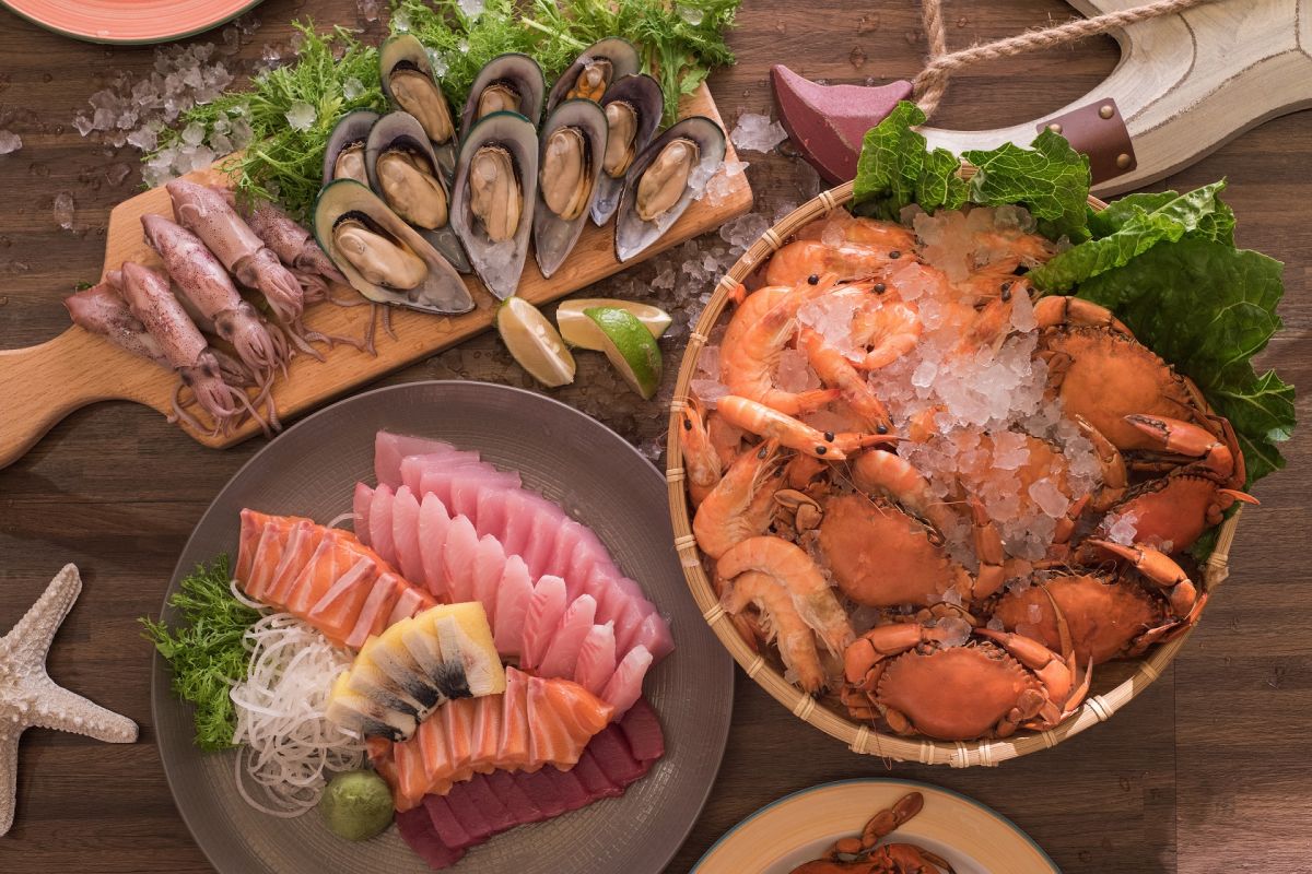 ▲漢來美食集團祭出史上最大優惠，內用滿額就送破萬五星住宿；國泰旗下的和逸、慕軒飯店推出「Stay Safe防疫安心優惠」，出示打滿3劑疫苗的小黃卡，住宿免費升等再享用餐8折。（圖／漢來美食提供）