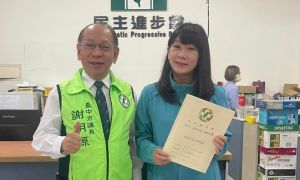 民進黨豐原、北屯議員民調 娃娃臉三寶媽加權驚險過關 ▲台中市議員謝明源欲將棒子交給女兒謝家宜,今闖過第一關。(圖/謝家宜臉書,2022.05.11)