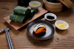 疫情下粽飄香 葷蔬名粽任你挑早鳥享優惠 ▲ 福華飯店因應虎年推出「虎斑粽」,QQ富嚼勁的甜粽虎皮,融合芝麻與南瓜交織而成的濃郁醇香,可謂一大味覺享受!(圖/福華飯店提供)