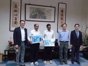移民署頒發「高級專業人才永久居留證」。(圖/移民署提供) ▲移民署頒發「高級專業人才永久居留證」。(圖/移民署提供)