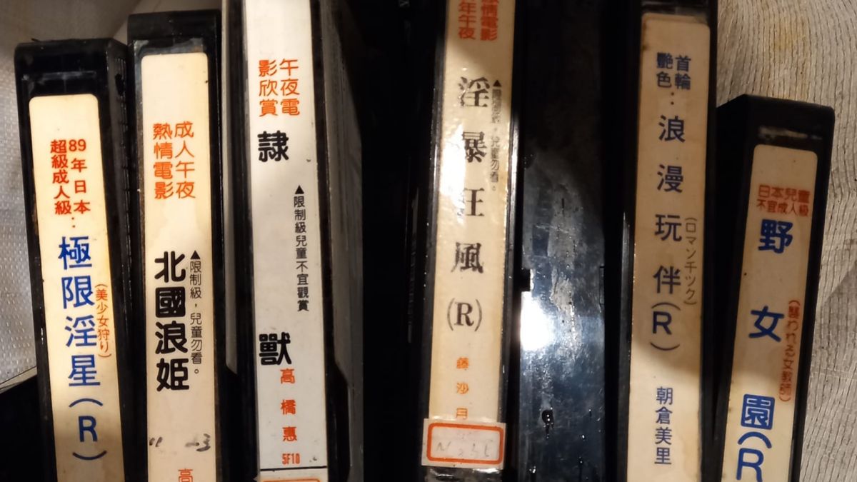 ▲有網友在路邊撿到大麻袋，翻開全是成人錄影帶，讓不少老司機笑瘋，這些都絕版了。（圖／爆廢公社）