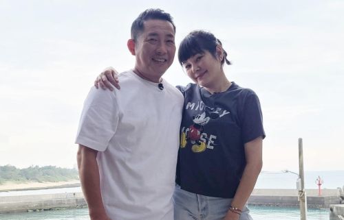 ▲Vicky（右）嘴上說不支持屈中恆（左），私下又挖私房錢幫忙做面子。（圖／Vicky臉書） 