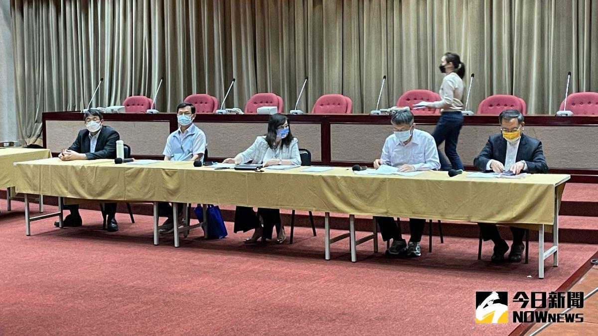 ▲台北市長柯文哲11日會同局處官員前往台北市議會，向國民黨團議員們說明本會期的優先法案與追加預算案。（圖／記者丁上程攝，2022.05.11）