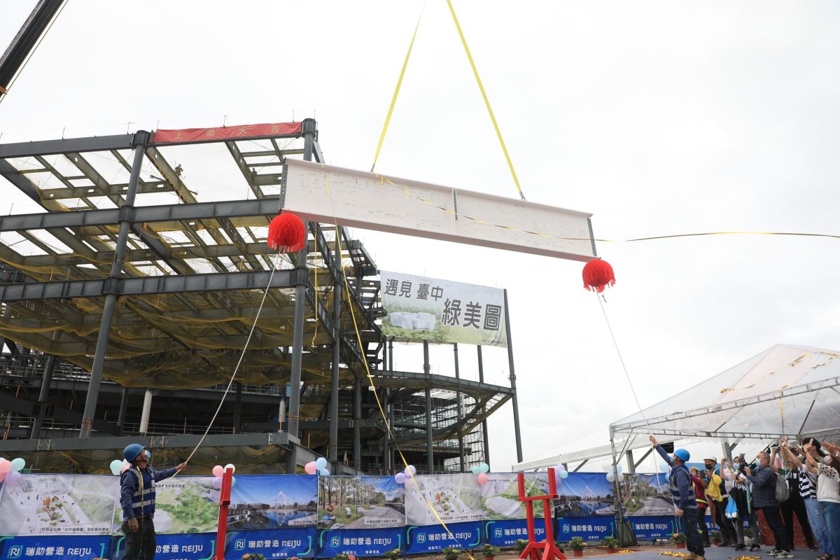 ▲台中綠美圖今（19）日驚傳工安意外！一名何姓工人在工地2樓做柱子噴漆作業，不明原因摔至1樓，當場失去呼吸心跳，警消到場後將他送醫搶救後恢復生命跡象。(示意圖／市政府提供2022.5.11)