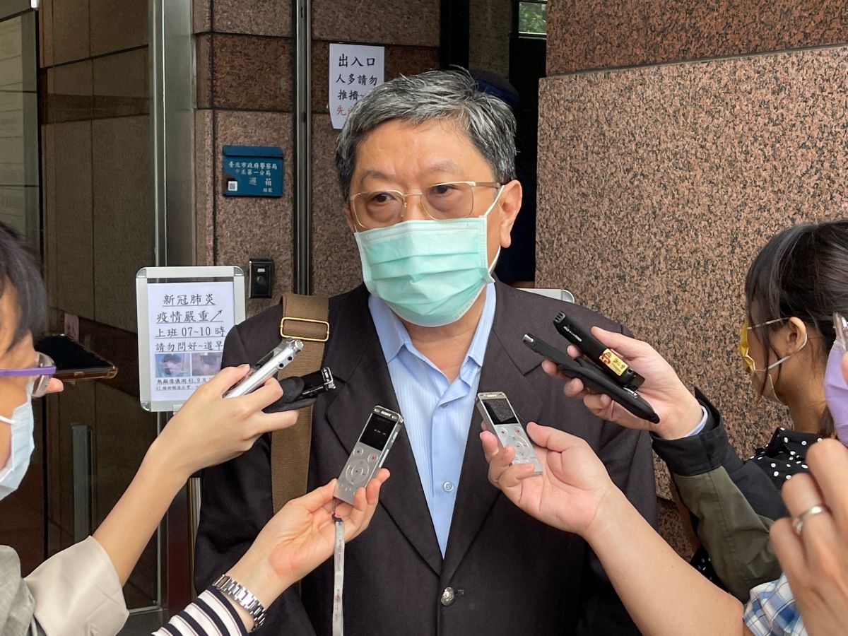 ▲感染科權威醫師李秉穎接受廣播節目專訪時認為，通常染疫率要達20%至30%，疫情才會下降到原來的水準。（圖／記者王敏旭攝，2022.05.11）