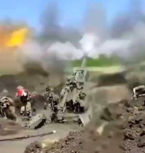 ▲烏克蘭軍人操作M777炮擊俄軍陣地畫面曝光。（圖／翻攝自Youtube）