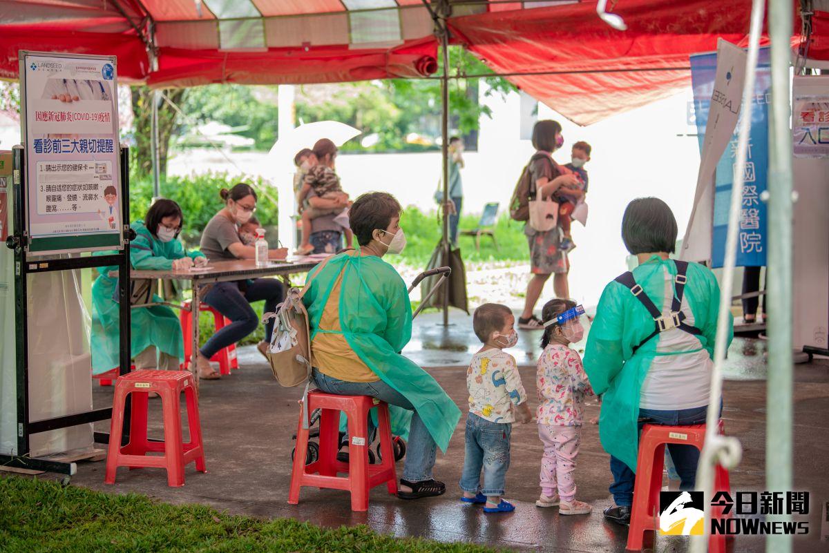 ▲桃市府今日起在桃園區中路及中壢龍岡2處社區採檢站設置綠色通道，提供3歲以下幼兒及75歲以上長者優先採檢。（圖／記者李春台攝，2022.05.11）