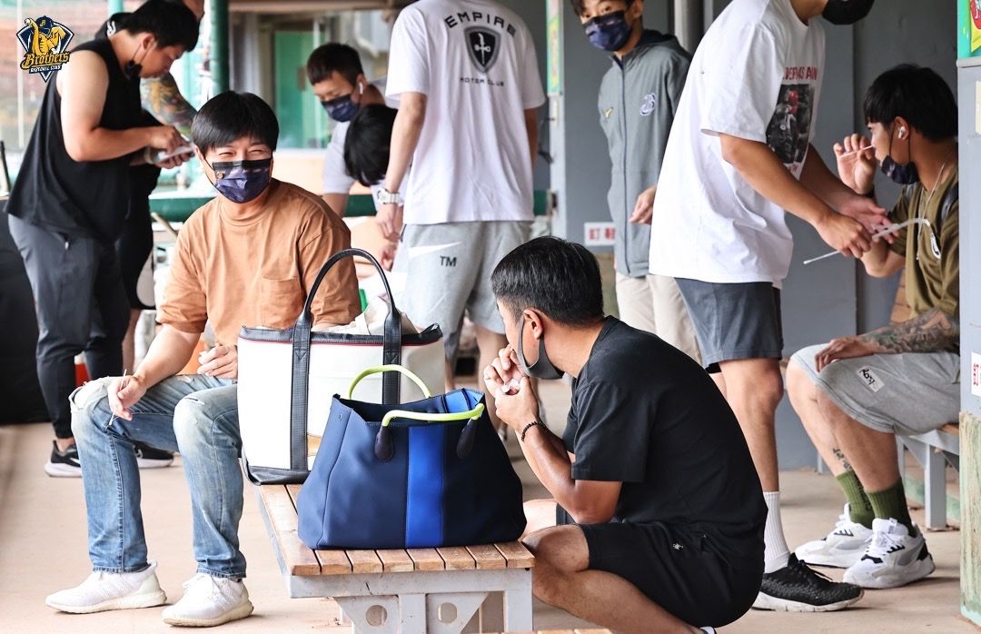 ▲中信兄弟賽前快篩。（兄弟提供）